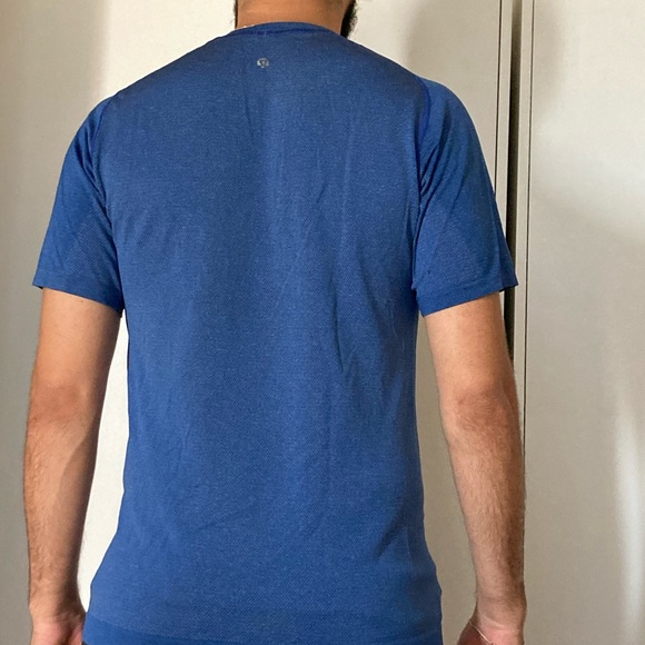 Men’s lulu lemon t shirt - Picture 2 of 3